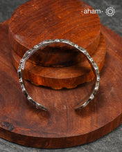 Handcrafted Mewad 92.5 sterling silver kada with intricate motifs.
Classic statement pieces which are a must have in every jewellery lovers collection.