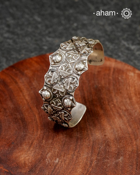 Handcrafted Mewad 92.5 sterling silver kada with intricate detailing on it.
Classic statement pieces which are a must have in every jewellery lovers collection.