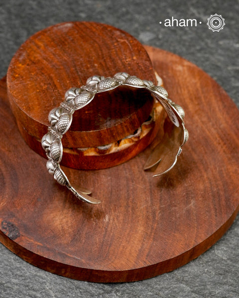 Handcrafted Mewad 92.5 sterling silver kada with intricate motifs.
Classic statement pieces which are a must have in every jewellery lovers collection.