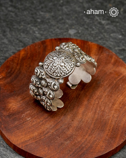 Handcrafted Mewad 92.5 sterling silver kada with intricate detailing on it.
Classic statement pieces which are a must have in every jewellery lovers collection.
