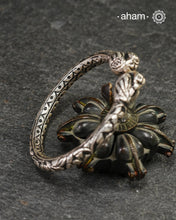 92.5 sterling silver handcrafted kada with Chitai carving work from Rajasthan.
Classic pieces which are a must have in every jewellery lovers collection.