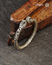 92.5 sterling silver handcrafted kada with Chitai carving work from Rajasthan.&nbsp;
Classic pieces which are a must have in every jewellery lovers collection.