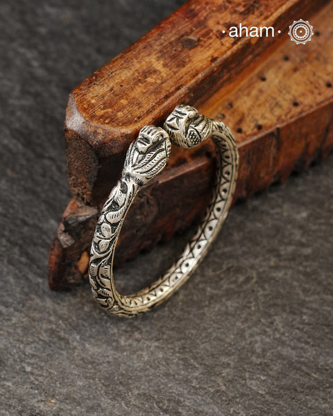 92.5 sterling silver handcrafted kada with Chitai carving work from Rajasthan.&nbsp;
Classic pieces which are a must have in every jewellery lovers collection.