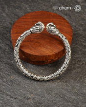 92.5 sterling silver handcrafted kada with Chitai carving work from Rajasthan.&nbsp;
Classic pieces which are a must have in every jewellery lovers collection.