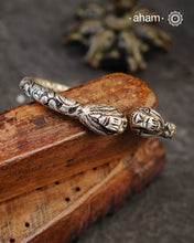 92.5 sterling silver handcrafted kada with Chitai carving work from Rajasthan.&nbsp;
Classic pieces which are a must have in every jewellery lovers collection.