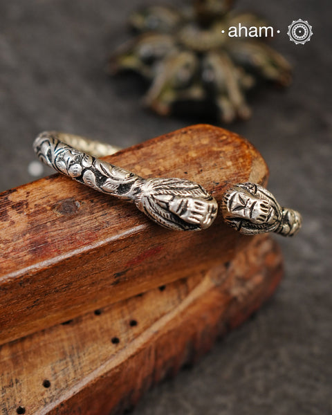 92.5 sterling silver handcrafted kada with Chitai carving work from Rajasthan.&nbsp;
Classic pieces which are a must have in every jewellery lovers collection.