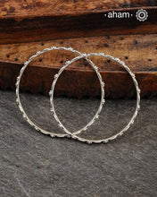 Everyday wear silver bangles crafted in 92.5 silver. Works great when stacked with other bangles or even just by itself.