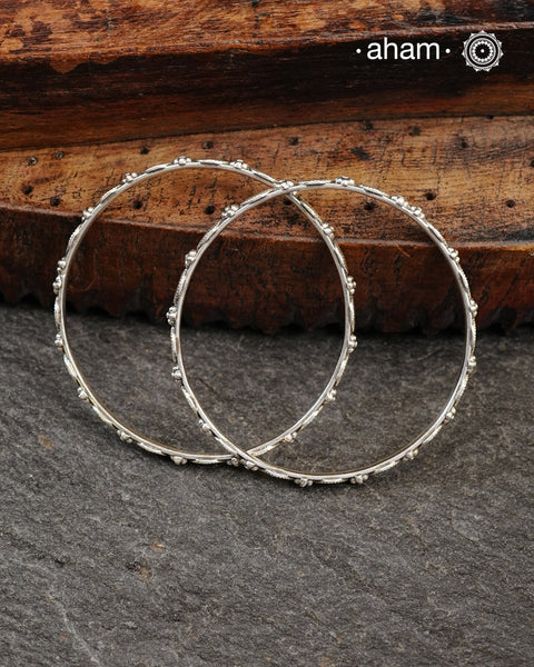 Everyday wear silver bangles crafted in 92.5 silver. Works great when stacked with other bangles or even just by itself.