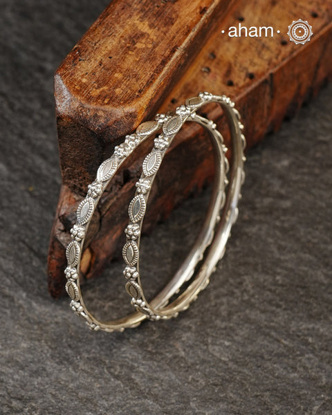 Everyday wear silver bangles crafted in 92.5 silver. Works great when stacked with other bangles or even just by itself.