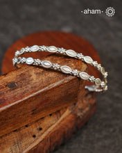 Everyday wear silver bangles crafted in 92.5 silver. Works great when stacked with other bangles or even just by itself.