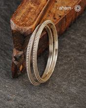 Everyday wear silver bangles crafted in 92.5 silver. Works great when stacked with other bangles or even just by itself.