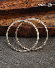 Everyday wear silver bangles crafted in 92.5 silver. Works great when stacked with other bangles or even just by itself.