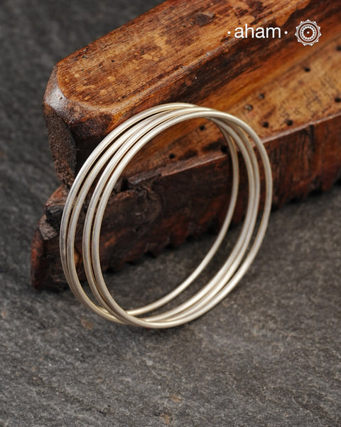 Everyday wear silver bangles crafted in 92.5 silver. Works great when stacked with other bangles or even just by itself. &nbsp;Comes as a set of 4 bangles