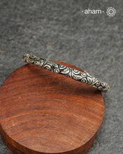 92.5 sterling silver handcrafted kada with Chitai carving work from Rajasthan.
Classic pieces which are a must have in every jewellery lovers collection.