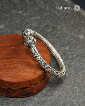 92.5 sterling silver handcrafted kada with Chitai carving work from Rajasthan.
Classic pieces which are a must have in every jewellery lovers collection.