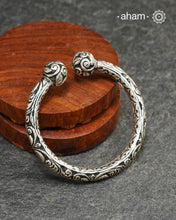 92.5 sterling silver handcrafted kada with Chitai carving work from Rajasthan.
Classic pieces which are a must have in every jewellery lovers collection.