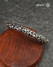 92.5 sterling silver handcrafted kada with Chitai carving work from Rajasthan.
Statement pieces which are a must have in every jewellery lovers collection.