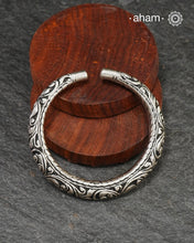 92.5 sterling silver handcrafted kada with Chitai carving work from Rajasthan.
Statement pieces which are a must have in every jewellery lovers collection.