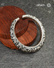 92.5 sterling silver handcrafted kada with Chitai carving work from Rajasthan.
Statement pieces which are a must have in every jewellery lovers collection.