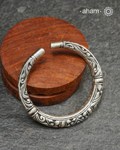 92.5 sterling silver handcrafted kada with Chitai carving work from Rajasthan.
Classic pieces which are a must have in every jewellery lovers collection.