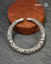 92.5 sterling silver handcrafted kada with Chitai carving work from Rajasthan.&nbsp;
Classic pieces which are a must have in every jewellery lovers collection.