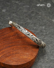 92.5 sterling silver handcrafted kada with Chitai carving work from Rajasthan.&nbsp;
Classic pieces which are a must have in every jewellery lovers collection.