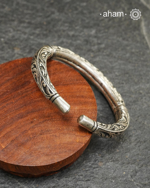 92.5 sterling silver handcrafted kada with Chitai carving work from Rajasthan.
Classic pieces which are a must have in every jewellery lovers collection.