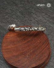 92.5 sterling silver handcrafted kada with Chitai carving work from Rajasthan.
Classic pieces which are a must have in every jewellery lovers collection.