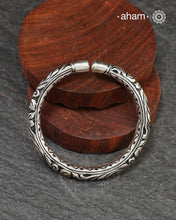 92.5 sterling silver handcrafted kada with Chitai carving work from Rajasthan.
Classic pieces which are a must have in every jewellery lovers collection.