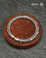 92.5 sterling silver handcrafted kada with Chitai carving work from Rajasthan.
Classic pieces which are a must have in every jewellery lovers collection.