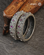These handcrafted bangles showcases the exceptional skill of Kolhapur's master karigars, created entirely from 92.5 sterling silver with striking kemp stone accents.The bangle demonstrates superior craftsmanship through its precise construction and refined finish. Kemp highlights add textural depth and visual interest to the classic kada silhouette. An investment piece that honours traditional jewellery-making heritage while offering versatile styling for both formal occasions and daily adornment