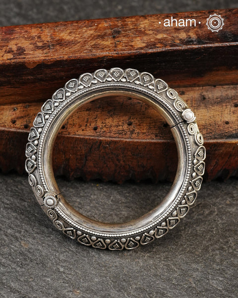Mewad kada with beautiful rava and tar work.
Handcrafted in 92.5 sterling silver. Statement pieces which are a must have in every jewellery lovers collection.