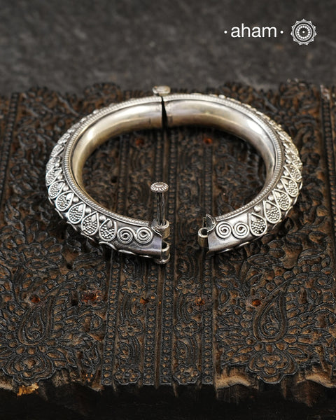 Mewad kada with beautiful rava and tar work.
Handcrafted in 92.5 sterling silver. Statement pieces which are a must have in every jewellery lovers collection.