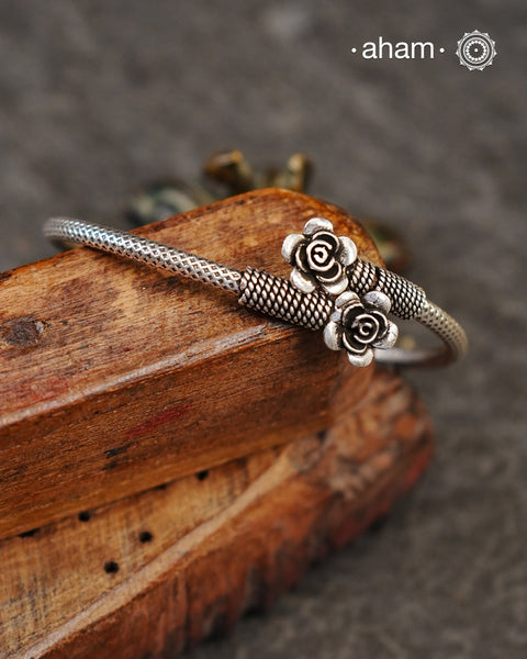 Handcrafted twist and wear bracelets in 92.5 sterling silver with beautiful flowers Statement accessory which looks great paired with your watches or even by itself.
The price is for one piece kada only.