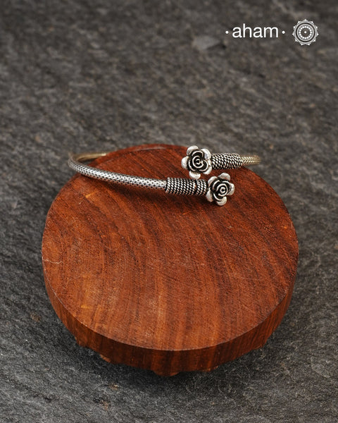 Handcrafted twist and wear bracelets in 92.5 sterling silver with beautiful flowers Statement accessory which looks great paired with your watches or even by itself.
The price is for one piece kada only.