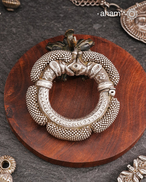 A vintage catalogue piece. Makra kada with multiple mini silver balls hand tied all around it. Please note that the beads are not casting, but single individual beads hand tied.