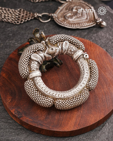 A vintage catalogue piece. Makra kada with multiple mini silver balls hand tied all around it. Please note that the beads are not casting, but single individual beads hand tied.
