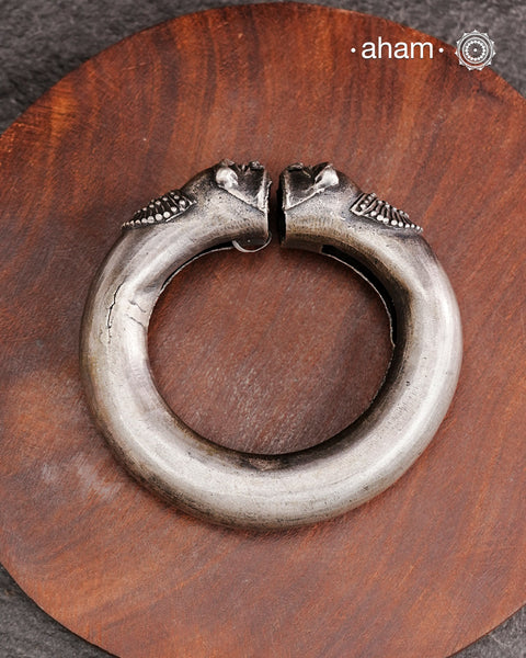 Vintage silver kada handcrafted by skilful artisans. Beautiful piece from a bygone era, that bring back memories and stories of that time.
