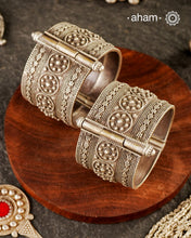 Vintage silver kada handcrafted by skilful artisans. Beautiful piece from a bygone era, that bring back memories and stories of that time

Price is for a pair. Incase you wish to buy a single piece please get in touch at 8884445300