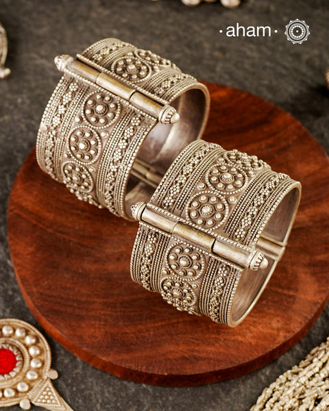 Vintage silver kada handcrafted by skilful artisans. Beautiful piece from a bygone era, that bring back memories and stories of that time

Price is for a pair. Incase you wish to buy a single piece please get in touch at 8884445300
