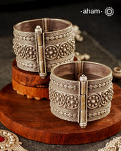 Vintage silver kada handcrafted by skilful artisans. Beautiful piece from a bygone era, that bring back memories and stories of that time

Price is for a pair. Incase you wish to buy a single piece please get in touch at 8884445300
