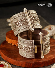 Vintage silver kada handcrafted by skilful artisans. Beautiful piece from a bygone era, that bring back memories and stories of that time

Price is for a pair. Incase you wish to buy a single piece please get in touch at 8884445300