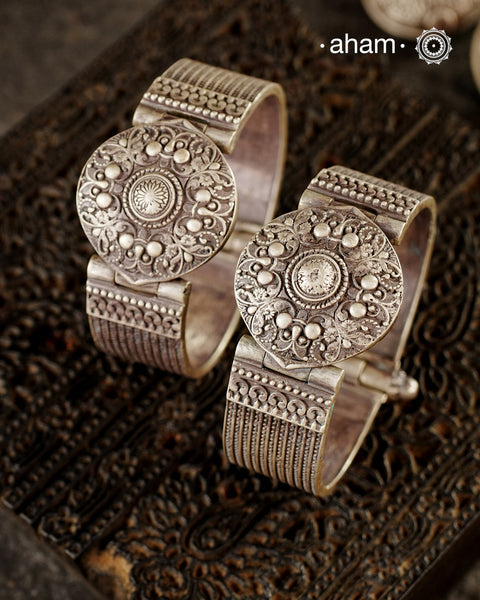 Vintage silver kada handcrafted by skilful artisans. Beautiful piece from a bygone era, that bring back memories and stories of that time. You can see Kirtimukha/ Yali drawn around the center piece of the kada.&nbsp;

Price is for a pair. Incase you want a single piece, please msg us at 8884445300

Region: Karnataka