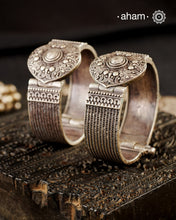 Vintage silver kada handcrafted by skilful artisans. Beautiful piece from a bygone era, that bring back memories and stories of that time. You can see Kirtimukha/ Yali drawn around the center piece of the kada.&nbsp;

Price is for a pair. Incase you want a single piece, please msg us at 8884445300

Region: Karnataka