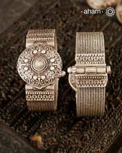 Vintage silver kada handcrafted by skilful artisans. Beautiful piece from a bygone era, that bring back memories and stories of that time. You can see Kirtimukha/ Yali drawn around the center piece of the kada.&nbsp;

Price is for a pair. Incase you want a single piece, please msg us at 8884445300

Region: Karnataka