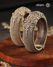 Vintage Makra silver kada handcrafted by skilful artisans. Beautiful piece from a bygone era, that bring back memories and stories of that time. Granulation Technique is used along with casting


The Makara is a mythical water creature combining the features of a crocodile, reptile, elephant and fish. It is the vehicle of the goddess Ganga (The river Ganga) and also of Varuna, the god of terrestrial waters. The Makara is known to have magical powers related to fertility and water of life. Makara heads