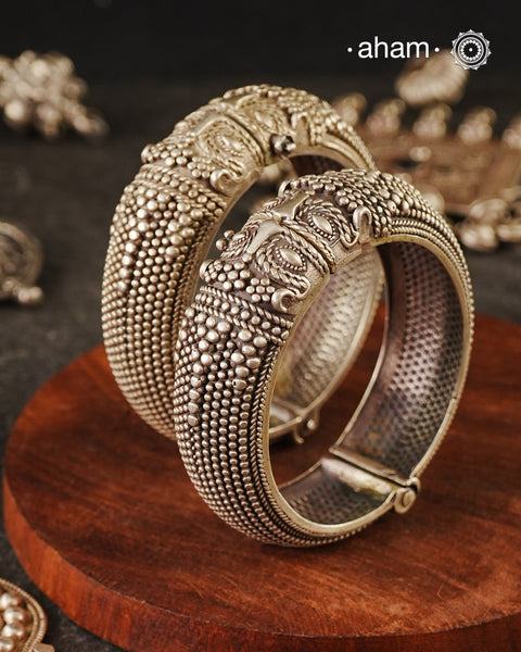 Vintage Makra silver kada handcrafted by skilful artisans. Beautiful piece from a bygone era, that bring back memories and stories of that time. Granulation Technique is used along with casting


The Makara is a mythical water creature combining the features of a crocodile, reptile, elephant and fish. It is the vehicle of the goddess Ganga (The river Ganga) and also of Varuna, the god of terrestrial waters. The Makara is known to have magical powers related to fertility and water of life. Makara heads