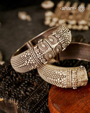 Vintage Makra silver kada handcrafted by skilful artisans. Beautiful piece from a bygone era, that bring back memories and stories of that time. Granulation Technique is used along with casting


The Makara is a mythical water creature combining the features of a crocodile, reptile, elephant and fish. It is the vehicle of the goddess Ganga (The river Ganga) and also of Varuna, the god of terrestrial waters. The Makara is known to have magical powers related to fertility and water of life. Makara heads