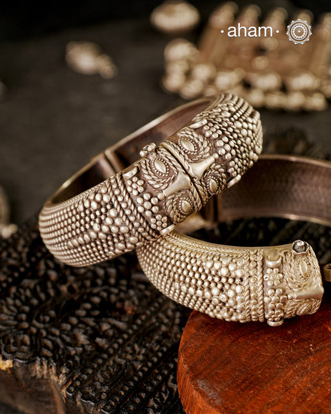 Vintage Makra silver kada handcrafted by skilful artisans. Beautiful piece from a bygone era, that bring back memories and stories of that time. Granulation Technique is used along with casting


The Makara is a mythical water creature combining the features of a crocodile, reptile, elephant and fish. It is the vehicle of the goddess Ganga (The river Ganga) and also of Varuna, the god of terrestrial waters. The Makara is known to have magical powers related to fertility and water of life. Makara heads