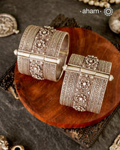 Vintage silver kada handcrafted by skilful artisans. Beautiful piece from a bygone era, that bring back memories and stories of that time.
Price is for a pair. Incase you wish to buy a single piece please get in touch at 8884445300
